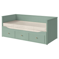 Eksponuje leżankę HEMNES w kolorze szaro-zielonym z trzema szufladami, łącząc funkcjonalność i przechowywanie w kompaktowej obudowie.