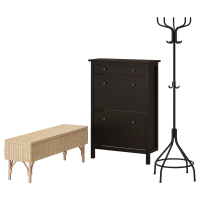 Na tym zdjęciu znajduje się szafka na buty HEMNES, naturalnie tkana ławka i wieszak na ubrania. Razem tworzą stylową i zorganizowaną konfigurację wejściową.