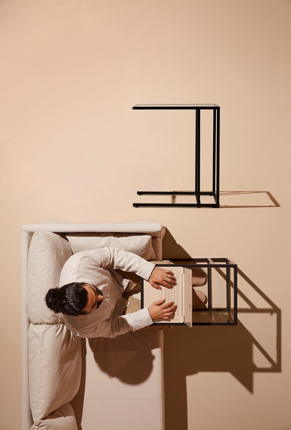 VITTSJO IKEA 002.502.49 Подставка д/ноутбука 35x65 см черно-коричневый/стекло