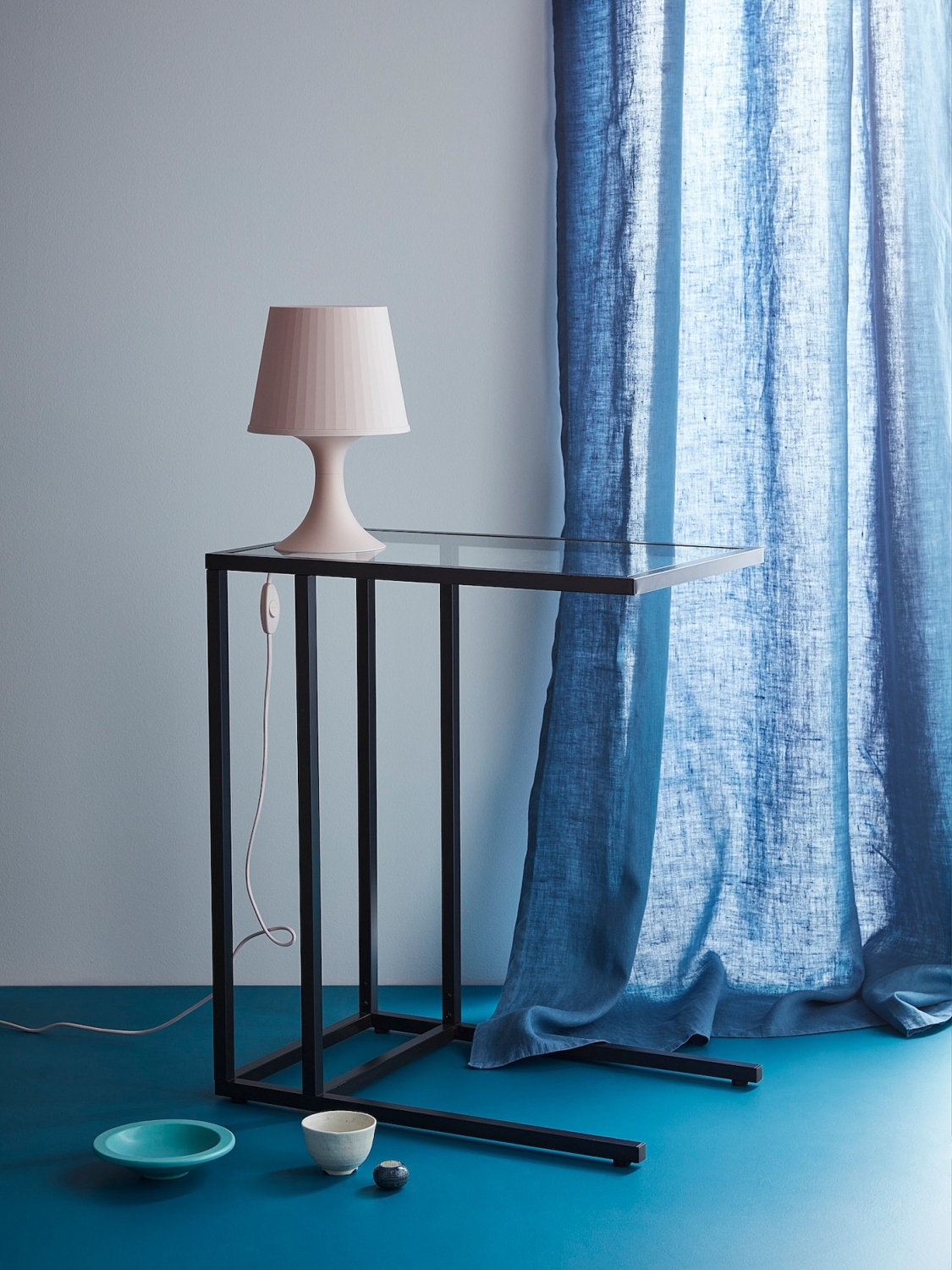 VITTSJO IKEA 002.502.49 Подставка д/ноутбука 35x65 см черно-коричневый/стекло