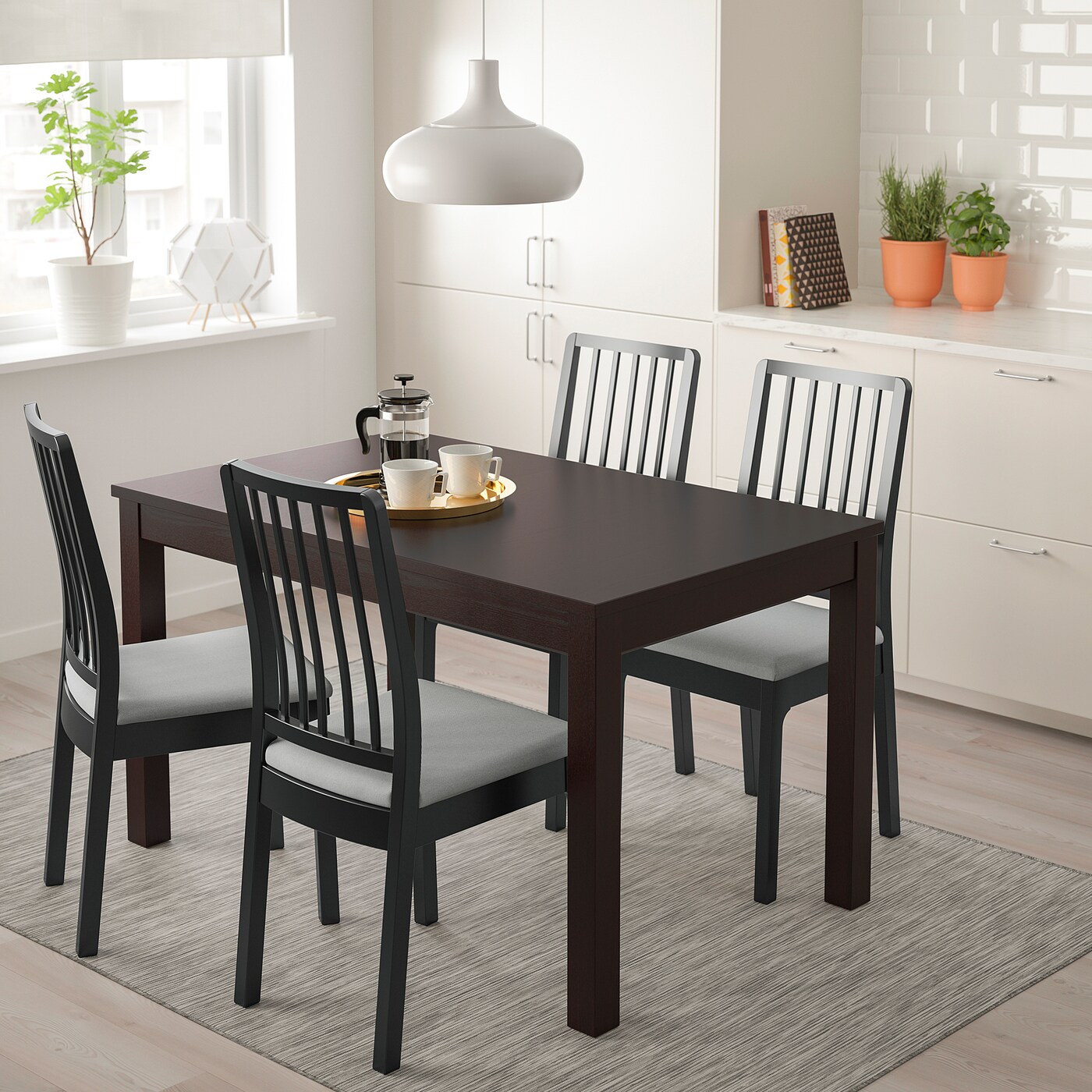 белый стол и коричневые стулья
